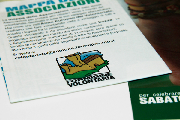 Un dettaglio sull’opuscolo chiuso, sul cui fronte campeggia a colori il logo di Formigine Volontaria sotteso ad una rapida presentazione riguardante il progetto.