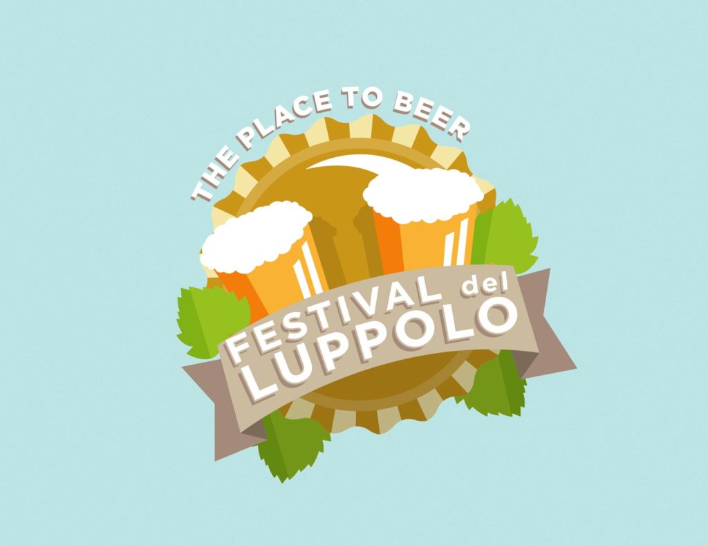 Festival del Luppolo, logo rivisitato anno 2016. Uno stile futurista e geometrico, due birre, circondate da foglie di luppolo, il tutto sopra ad uno splendido tappo di birra. The place to beer.