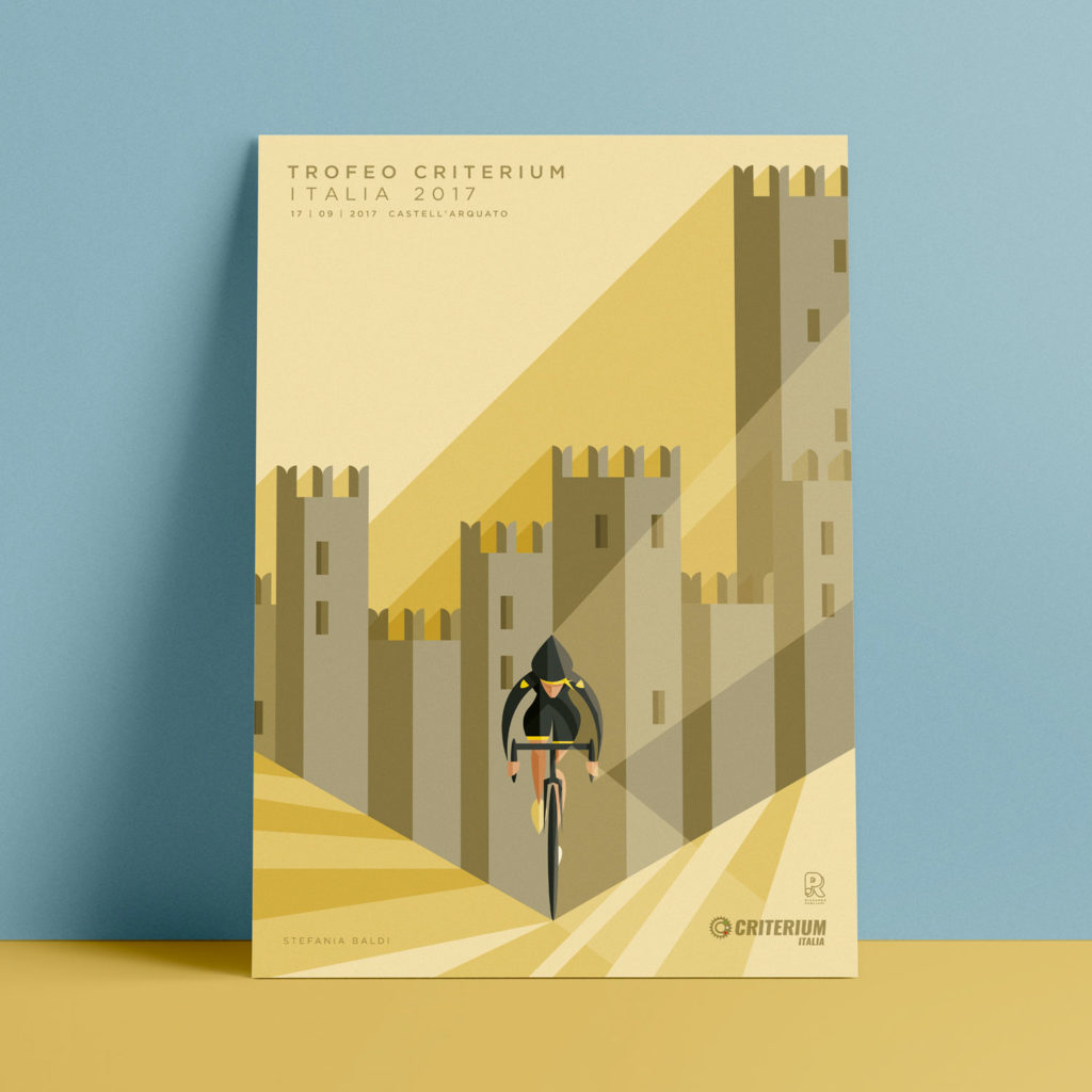 Castell'Arquato, il poster. Stefania Baldi in completo nero si sospinge sulla sua bici mentre la luce la colpisce da destra e merli del castello la circondano con nette simmetrie.