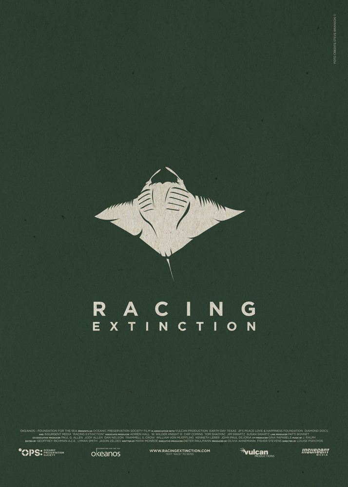 Racing Extinction, un documentario sul rischio biologico corso dalle specie animali a causa dello sfruttamento ambientale a opera dell’uomo. Sfondo nero petrolio, al centro una manta spiega le proprie ali, quasi a voler scappare. Sotto di essa la scritta “Racing Extinction”. Nella parte bassa del poster compaiono i nomi della produzione e i loghi dei produttori.