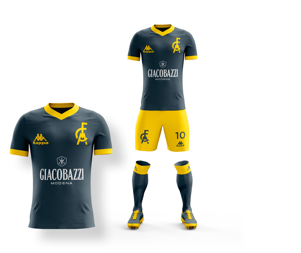 Divisa da trasferta Modena FC. Divisa blu nella maglietta e gialla nei calzoncini, con dettagli di maniche, colletto e loghi in giallo.